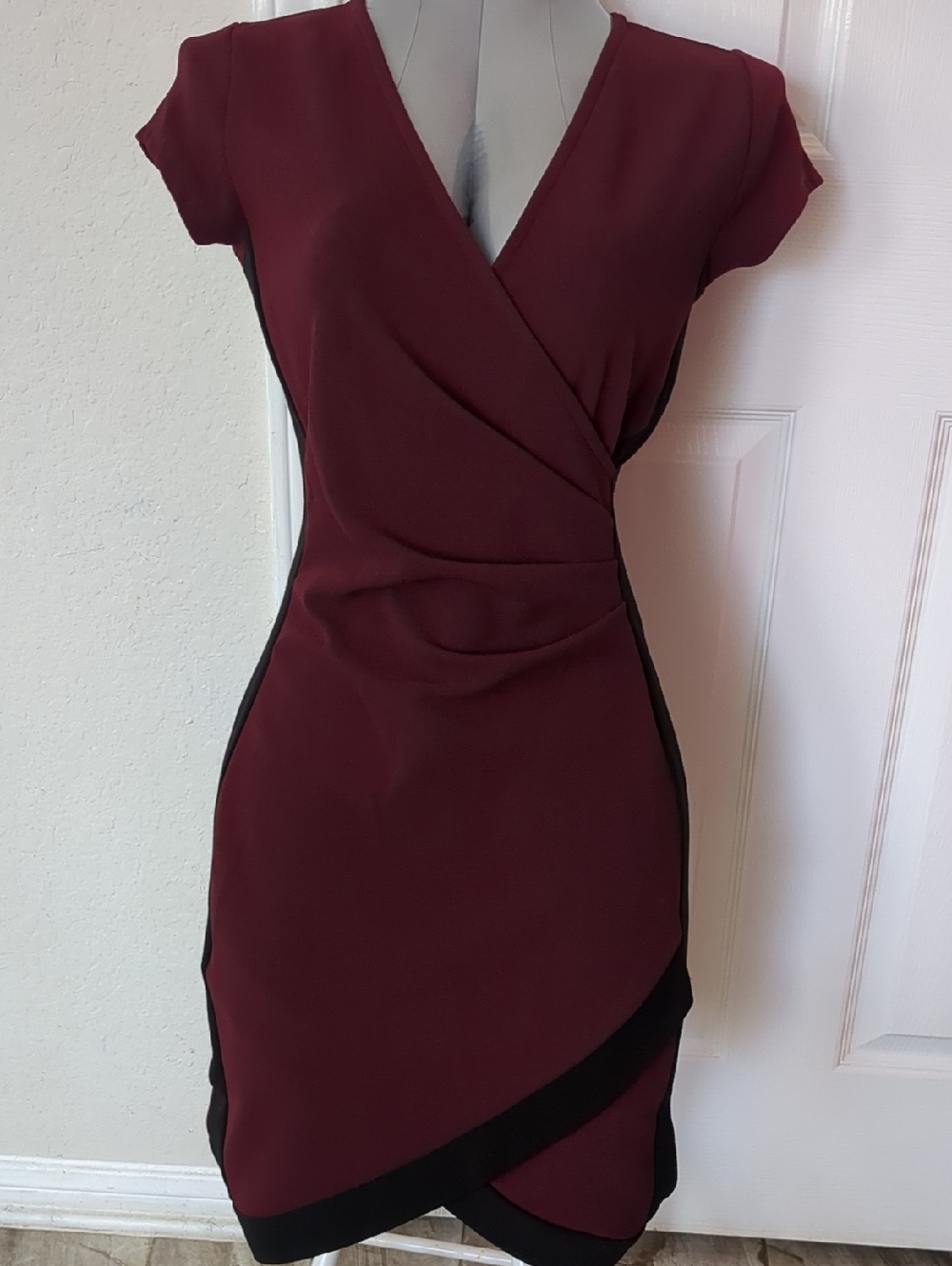 ALMOST FAMOUS Burgundy Wrap Sheath V-Neck Dress with Black Trim Short Sleeve
